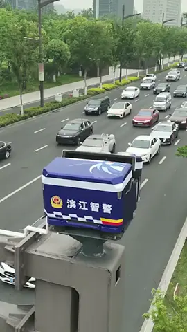 In #Hangzhou, #Zhejiang, traffic light poles are now turned into drone airports, improving the police's ability to deal with emergencies quickly!