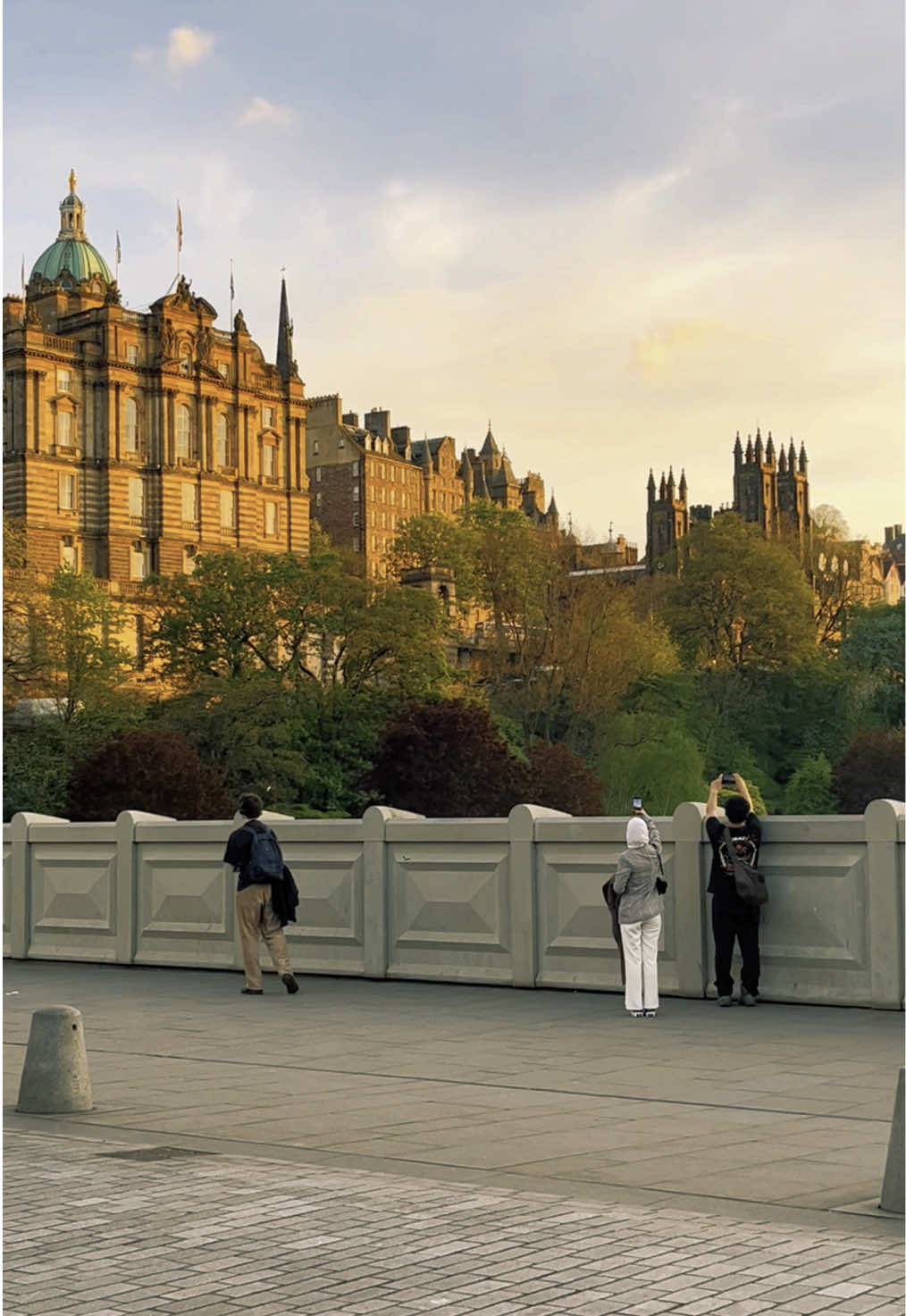 senja di edinburgh pukul 9 malam ini 🌤️