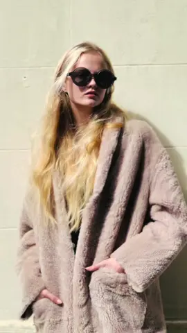 SCANLAN THEODORE shearling reversible coat. TOTEME cropped jeans. GIANVITO ROSSI boots. CELINE sunglasses 🤎🤎 • • #OOTD  #outfitoftheday  #recycledfashion  #preloved  #sustainablefashion  #circulareconomy  #consignmentboutique  #restyletraders