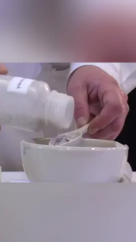 El metano se obtiene en el laboratorio calcinando acetato de sodio anhidro con cal sodada. La cal sódica es una mezcla de hidróxido de sodio e hidróxido de calcio. Mezcle bien la cal sodada con el acetato de sodio y colóquelo en un tubo de ensayo. Cerramos el tubo de ensayo con un tapón y un tubo de salida de gases. Calentamos la mezcla. Después de un tiempo, comienza a liberarse metano. #curiosidades #quimica #laboratorio #cienciaentiktok 