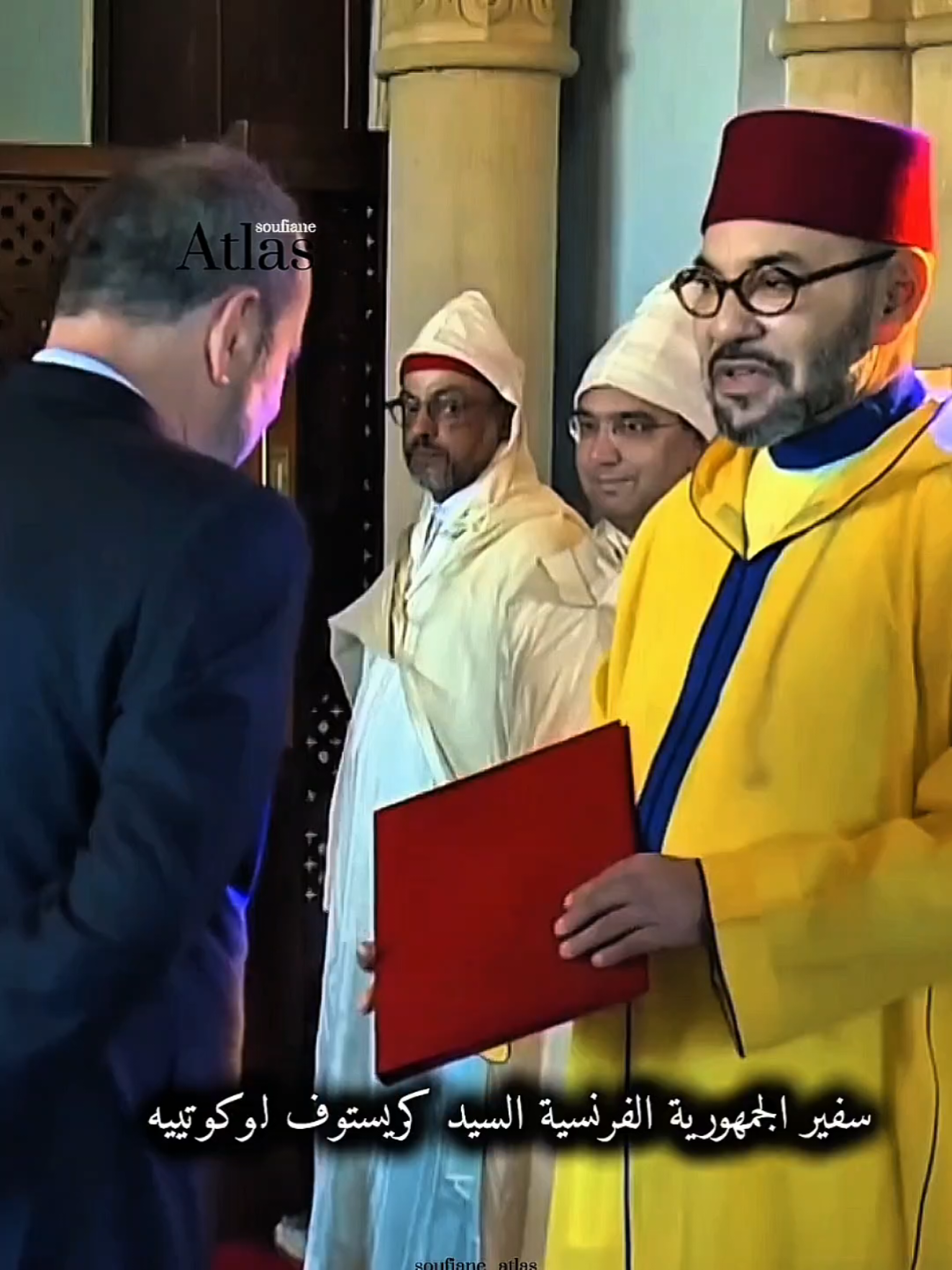 العلاقات المغربية الفرنسية في عهد الملك محمد السادس شهدت تطورات كبيرة وتقلبات بين التعاون الوثيق والفترات المتوترة، مع تركيز خاص على القضايا الاستراتيجية مثل الصحراء المغربية والشراكة الاقتصادية والأمن.   في عهد الملك محمد السادس، تحولت العلاقات المغربية الفرنسية من شراكة تقليدية إلى تحالف استراتيجي متعدد الأبعاد، مع التركيز على المصالح المشتركة في الاقتصاد والأمن. اعتراف فرنسا بمغربية الصحراء كان محوريًا في طي صفحة التوتر، بينما تظل التحديات قائمة في موازنة العلاقات مع الجزائر وإدارة ملف الهجرة. تعكس هذه الشراكة عمق الروابط التاريخية مع سعي مشترك نحو تحديث التعاون لمواجهة التحديات المستقبلية . #المغرب🇲🇦 #فرنسا #الرباط #باريس 