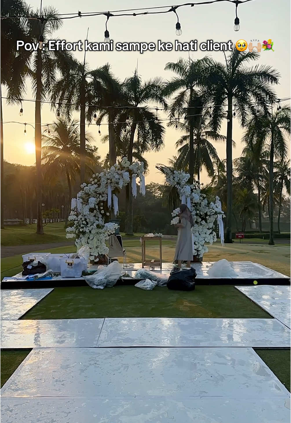 Ngerjain dekornya dari gelap sampe terang 👊🏻🥹🙌🏼 #decoration #wedinginspiration #intimateweddding #dekorcikarang #dekorbekasi #apdekor #dekorinspo #dekorweddinggolf #wedding #outdoorwedding #decoroutdoor 