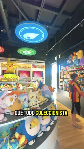 ¡Alerta! 🚨, Kids Stop llegó a nuestro Centro de Vida con todo lo que amamos de Pokemon. 🤩Pasa a conocerla y déjate sorprender con todo lo que tienen para ti. ¿Cuándo vienes? 👀