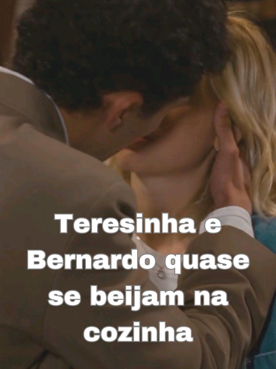 A Teresinha e o Bernardo QUASE se beijaram! 😍🙌🏻 © Todos os direitos reservados à SIC.  #aherança #sic #novela #enemiestolovers #teresinhaebernardo #lauradutra #ruipedrosilva #novelas #novelasportuguesas #fy #fyp #foryоu #foryoupagе #like #fyp #fyppp #trending #explorar #viralvideos #viral #comedia #telenovelas #humor #portugal #aheranca #teresinha #spoiler 