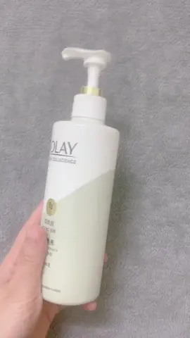 Sữa Dưỡng Thể Hỗ Trợ Làm Trắng Da Olay B3 Vitamin C Bright Ultra Whitening 250ml + Thương Hiệu: OLAY + Dung tích: 250ml *Thành phần chính: Niacinamide (Vitamin B3) Retinyl Propionate: thế hệ vitamin A cải thiện bề mặt tế bào, giúp da sáng mịn, hỗ trợ cải thiện sắc tố da. Pathenol: thành phần dưỡng ẩm, làm dịu da và giảm sự kích ứng. Glycerin: dưỡng ẩm, ngăn ngừa sự khô rát da, giúp da căng mịn. Tocopheryl Acetat: vitamin C giúp chống oxy hóa, hỗ trợ làm sáng da *Công dụng của B3:  Làm giảm tác động của tia UV từ ánh nắng mặt trời, khôi phục tế bào da  Giúp làm đều màu và sáng da, ngừa lão hoá, ngừa thâm  *Công dụng của Vitamin C: Có thể nói  chính là thành phần vàng trong làng dưỡng trắng da. Có tác dụng giúp da trở nên săn chắc, đều màu, làm mềm mịn và ổn định bề mặt da. Cải thiện và làm sạch lỗ chân lông. *Cách sử dụng  Tắm sạch và lau khô cơ thể. Tẩy da chết cho cơ thể 2-3 lần/tuần Lấy lượng dưỡng thể vừa đủ thoa lên toàn bộ cơ thể, massage nhẹ nhàng theo hình vòng tròn giúp dưỡng chất thấm nhanh hơn. Lưu ý: Các bạn da nhạy cảm, lần đầu sử dụng nên mua tuýp nhỏ dùng thử trước. - Không nuôi lông. - Che chắn cẩn thận khi ra ngoài, nếu thường xuyên hoạt động ngoài trời nên sử dụng kem chống nắng để tránh bị bắt nắng, đảm bảo hiệu quả làm trắng. ##olay##duongtheolay##duongtheolayb3