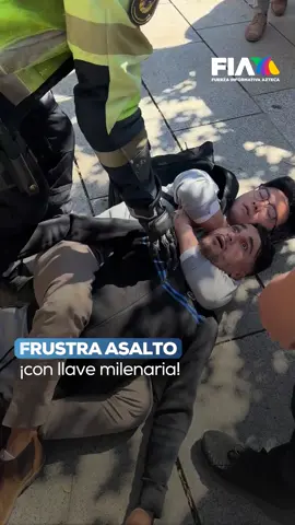 ¡Se convierte en héroe en Barcelona! Frustra robo con técnica milenaria y recibe ovación Un turista chino sorprendió a todos en Barcelona, España, al frenar un robo usando una técnica de artes marciales para inmovilizar al ladrón que intentó arrebatarle su cámara. El acto, captado en video, generó aplausos de los transeúntes y miles de reacciones en redes sociales, convirtiendo al visitante en símbolo de valentía y sangre fría. #AztecaNoticias #Barcelona #España #FIA #News #Delincuencia #China #TikTokInforma #TikTokMeHizoVer
