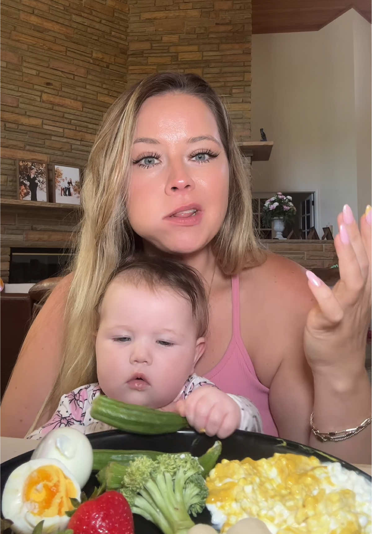 OKRA ROBBERY 🥷I SWEAR I FED HER A FULL MEAL BEFORE THIS 😆😅 #lunchwithmom #6monthsold #lunch #healthygirllunch  #eatlunchwithme #mustard #applesausage #veggieswithmustard #crunchy #crunchylunch #healthyrecipes #healthylifestyle #chickensausage  #blueraspberryelectrolytes   #applechickensausage #mukbang #electrolytes #pov #lunchchat #healthygirlsummer #brussies #tiffanyplate #tiffanyplateday20