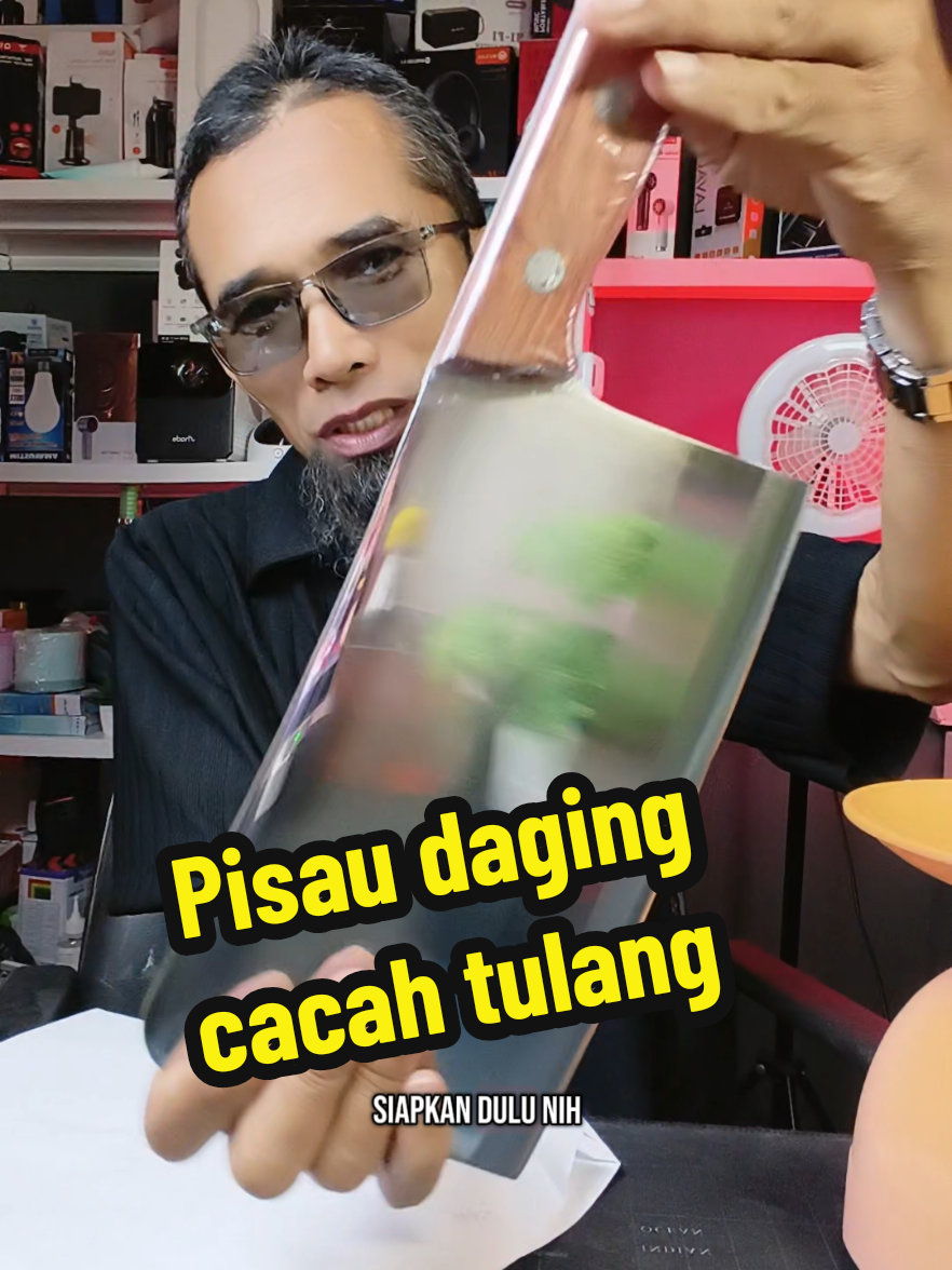 Gak perlu keluar banyak tenaga kalau pakai pisau tulang jumbo ini. Pisau tajam dan tebal, beratnya bikin tulang mudah dicincang. #pisautulang  #pisaupemotongtulang  #pisaucacahtulang  #pisaujumbo 