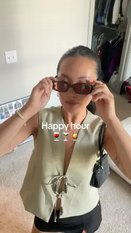 A favorite top for happy hour🍷🍸🍹 #outfitcheck #ootn #stpete 