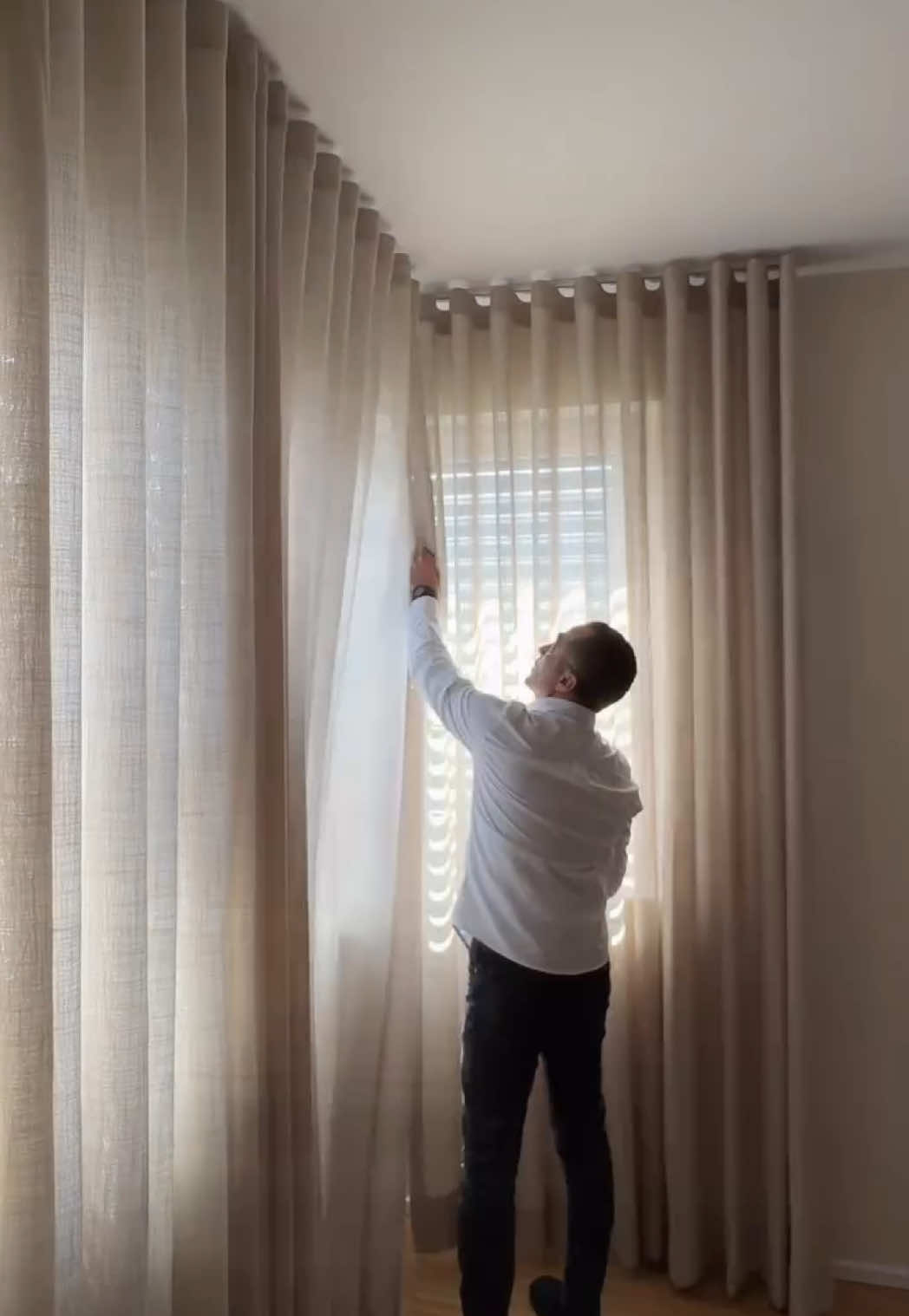 Estas cortinas son increíbles realmente se adaptan a todos los ambientes modernos y pueden ser manuales o motorizadas disponemos de más de 300 tipos distintos de visillos pesadas y blackouts si deseas cotizar contáctanos estaremos gustosos de poderte atender con nuestro personal profesional expertos en decoración y con el conocimiento de los diversos tipos de tejidos y sus beneficios, te atendemos en todas las ciudades con nuestro equipo de representantes de la Marca #cortinas #visillos #decor #AmericanCort #CortinasConEstilo #cortinasdesala #sorprendete #descuido 