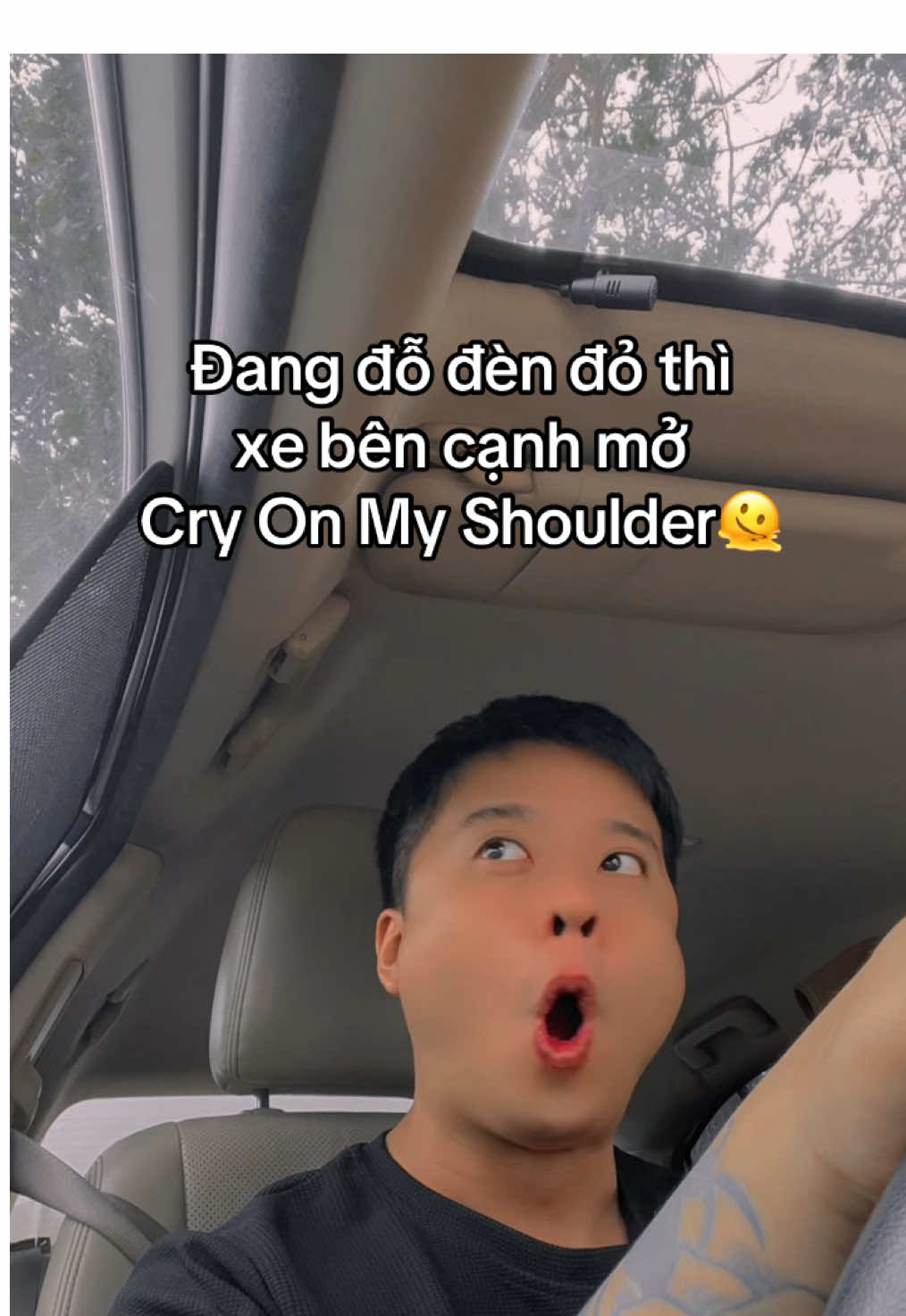 Đang đỗ đèn đỏ thì xe bên cạnh mở Cry On My Shoulder🫠#xuhuong2025 #tiktokvn #fyp #tiktokgiaitri #ilovetiktok #2000s #vtvcab #cryonmyshoulder 