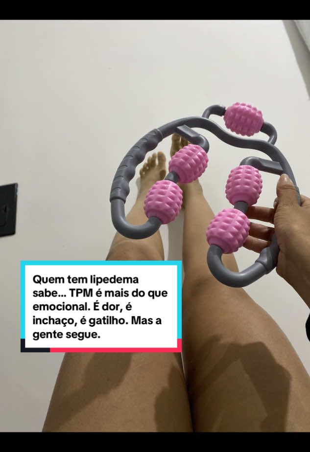 Um dia de cada vez … Quem tem lipedema sabe… TPM é mais do que emocional. É dor, é inchaço, é gatilho. Mas a gente segue. Um cuidado de cada vez.  #Lip#LipedemaRealM#TPMComLipedemat#AutocuidadoRealú#SaúdeFemininar#CorpoInflamadoi#CuidandoDeMims#MassageadorShopeet#RetençãoDeLíquidor#DorNasPernass#MassagemEmCasap#LipedemaBrasill#MulheresReaist#RotinaFemininad#VidaComLipedemasabafoDoDia
