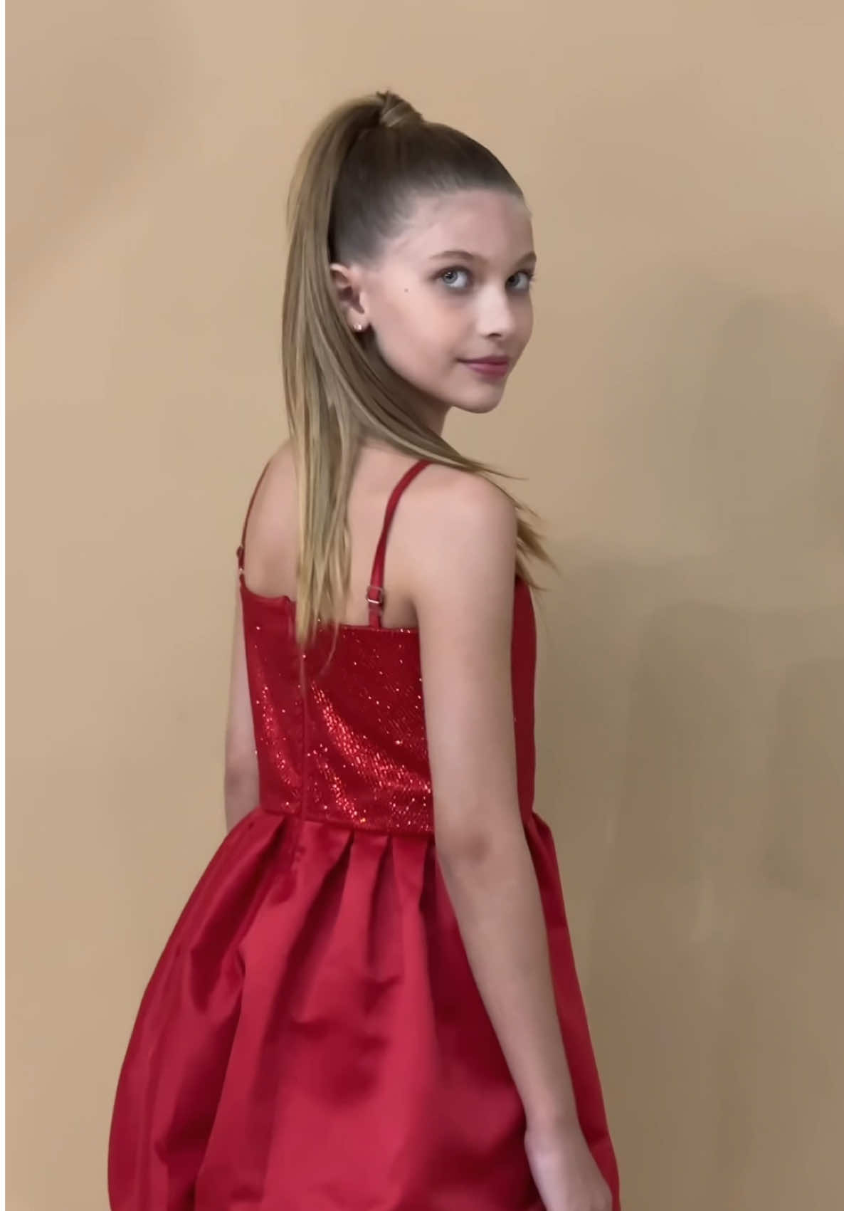 O vestido balonê voltou com força — e nessa versão NOSH ele é simplesmente tudo! Fashion, moderno e pronto pra brilhar em qualquer ocasião. Corre pro site e garante o seu antes que acabe: [www.nosh.com.br] #NOSHKids #TrendAlert #MiniFashionista #LookPerfeito #BalonêIsBack #noshkids
