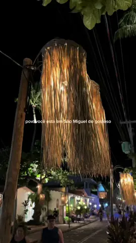 “A noite em São Miguel do Gostoso tem um charme todo especial! Bares, lojinhas e aquele clima que conquista. Já conhece?” #SãoMiguelDoGostoso #NoiteNoParaíso #RotaDoSol #TurismoRN #NordesteÉLogoAli #DicaDeViagem #PraiaENoite
