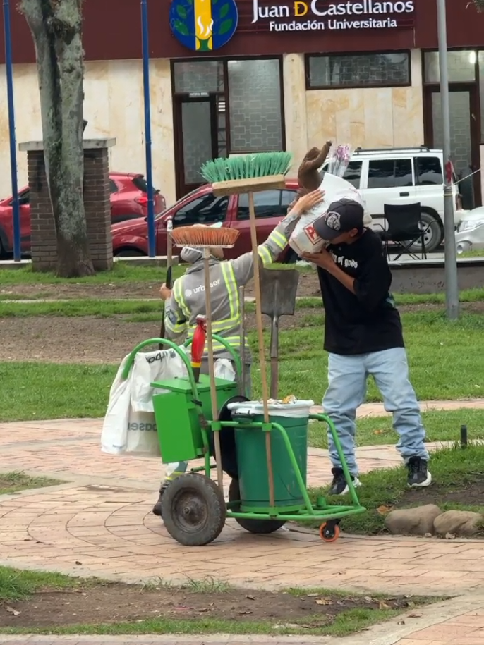 Miren la reacción tan bonita que tuvo la señora de ayudarme....🥺❤️#boyaca #fyp #Damian #mercados #viral #paratii #regalandosonrisas❤️🙏🏻 