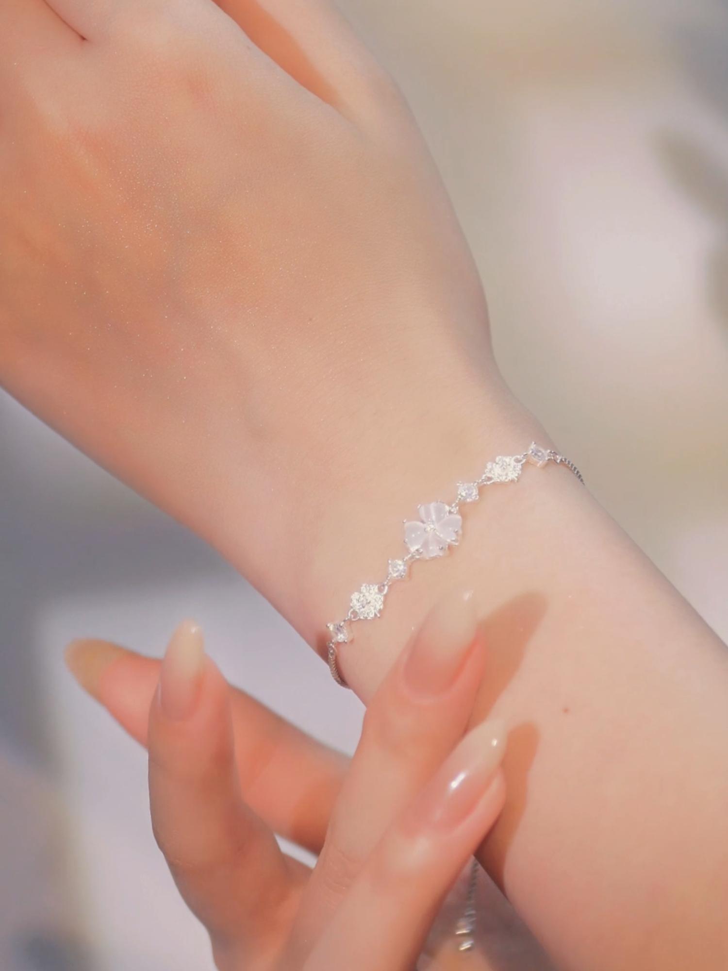 Lắc tay TLEE cỏ bốn lá rút đá trắng nhẹ nhàng nhưng làm ai nhìn cũng phải nhìn hoài 💫🍃#tleejewelry #daychuyenbactlee #lactaybactlee #khuyentaibactlee #nhanbactlee #nhandoibactlee #lacchanbactlee #trangsucbac #setquatangtlee
