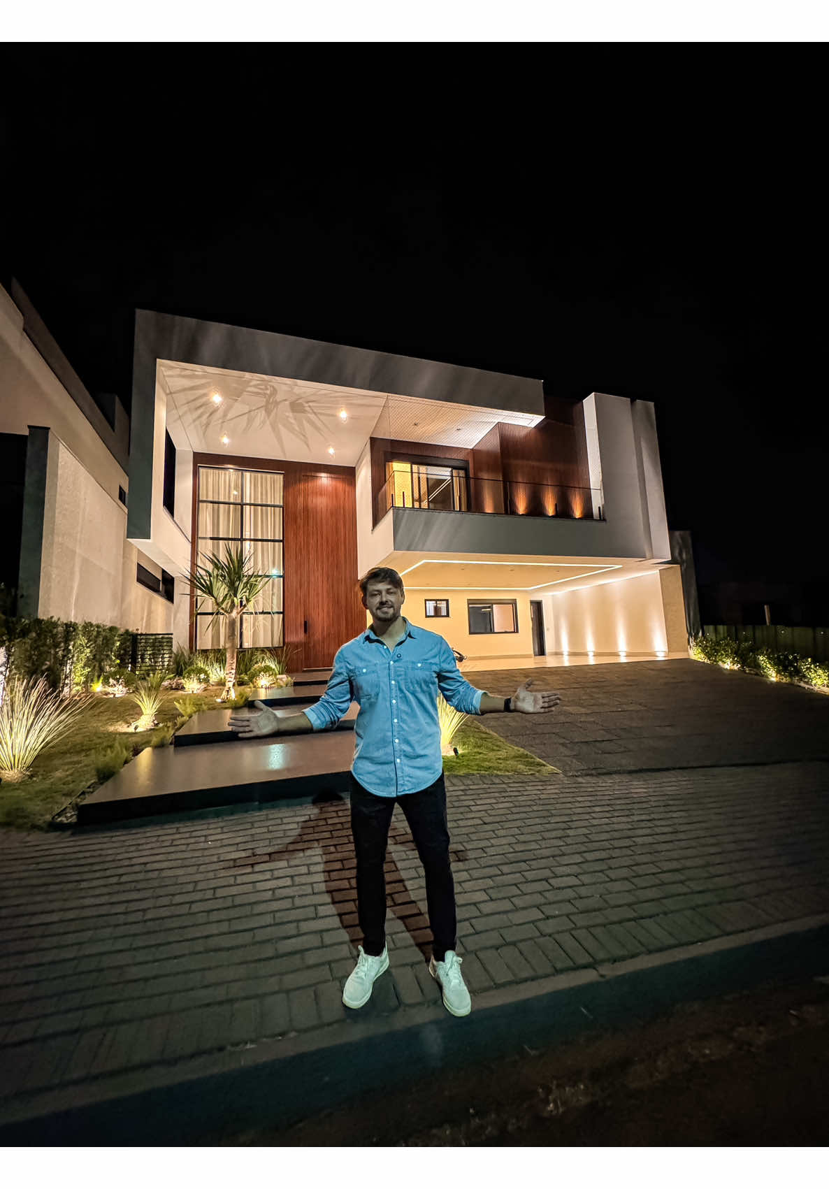 🏡 Mansão Exclusiva no Condomínio Esmeralda – Foz do Iguaçu 🏡 ✨ Destaques do Imóvel: 📍 Condomínio Esmeralda (Próximo a Ponte Internacional da Amizade)  📐 Terreno de 606,51m² e 472,23m² de área construída. 🛋 Ambientes amplos, elegantes e integrados. 🔹 Área Social e Lazer: ✔️ Hall de entrada, Sala de estar, sala de Tv, jantar, cozinha e gourmet integradas, podendo separar com portas de embutir na alvenaria. ✔️ Área gourmet completa: churrasqueira com sistema automatizado, mesa de sinuca  ✔️ Piscina com cascata, hidromassagem. 🛏 Área Íntima: ✔️ São 5 suítes no total, sendo 4 no piso superior e 1 no piso inferior.  ✔️ Suíte máster com closet e banheiro com dois chuveiros e espaço para banheira. ✔️ Sala Intima no piso superior. ✔️ Escritório. 🚗 Garagem para até 3 carros cobertos + espaço descoberto para mais 3 veículos. 🔌 Tecnologia e Sustentabilidade: ✔️ Automação para luzes. ✔️ Sistema de som ambiente com 8 pontos, sendo 6 internos e 2 externos. ✔️ 24 placas solares. ✔️ Aquecimento de água com sistema Boiler de 500 litros. ✔️ Sistema de pressurização em toda casa, tanto fria quanto quente. ✔️ Venda semi mobiliada – Porteira Fechada!