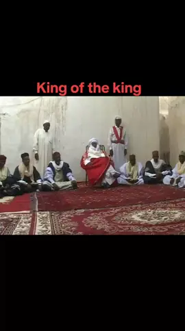 Sultan Alifa Ali Zezerti : Mémoire d’un Sage, Héritage d’un Peuple Par La Voix du Konoum Il est des figures dont la présence, même éteinte, continue de veiller sur les peuples. Le Sultan Alifa Ali Zezerti fait partie de ces hommes dont la mémoire ne s’efface pas, tant elle est tissée dans la trame même de l’histoire et de l’âme collective. Au cœur du Kanem, il fut bien plus qu’un chef traditionnel : il fut un sage, un repère, un témoin vivant du lien ancestral entre la terre, le peuple et le sacré. C’est en 1947 que le destin l’appelle à prendre la tête du Sultanat du Kanem. Il est alors jeune, mais déjà habité par une conscience aiguë de l’héritage qu’il incarne. À une époque où les vents du changement balaient l’Afrique, entre colonisation vacillante et indépendances à venir, il choisit la voie du silence actif et de la stabilité. Son règne s’étendra sur plus de six décennies, traversant les bouleversements du XXe siècle avec une constance rare. Il ne fut pas un homme de grands discours, mais un homme de présence. Là où d’autres vacillaient, il tenait. Là où certains imposaient, il écoutait. Ce qui distinguait Alifa Ali Zezerti n’était pas seulement la longévité de son règne, mais sa manière d’habiter la fonction. Le sultan n’était pas, pour lui, un titre ; c’était une mission. Il portait la tradition non comme un fardeau, mais comme une lumière transmise de génération en génération. Dans les cours royales, sous les arbres ou dans la simplicité d’une audience coutumière, il savait rappeler que le Kanem n’était pas seulement un territoire, mais une mémoire vivante. Il protégeait les rituels, les contes, les alliances anciennes. Il s’assurait que les enfants connaissent les noms de leurs ancêtres, que les palabres remplacent les conflits, que les sages siègent encore aux côtés des jeunes. Mais il n’était pas enfermé dans le passé. Il comprenait que la tradition n’est pas une prison, mais une source. Il accueillait les évolutions avec prudence, en les examinant à la lumière de l’intérêt du peuple. Il parlait aux ministres comme il parlait aux bergers, et sa parole portait parce qu’elle émanait d’un enracinement profond. Ainsi, au fil des ans, son influence déborda les frontières du Kanem. Des chefs d’État vinrent lui rendre visite, des intellectuels sollicitèrent sa sagesse, des journalistes cherchèrent en lui le visage d’une Afrique digne, discrète, indomptable. Lorsque le 18 juillet 2010, le pays apprit sa disparition, c’est tout un pan de l’histoire qui s’inclina. Les chants funèbres s’élevèrent comme une prière collective, les témoignages affluèrent de toutes parts. On pleura un roi, mais aussi un père. Dans les villages, on racontait ses paroles comme on transmet un hadith. Dans les capitales, on mesurait la perte d’un symbole d’équilibre. Son fils, Mouta Ali Zezerti, lui succéda dans la dignité et la continuité. Mais chacun savait que l’ombre du père ne pèserait pas comme un poids, elle guiderait comme une étoile. Aujourd’hui encore, dans les voix des griots et dans les gestes des anciens, son esprit demeure. Pour les jeunes du Kanem, il est un modèle silencieux. Pour les porteurs de traditions, il est une référence. Pour ceux qui cherchent une boussole dans un monde instable, il est une preuve que l’autorité peut se conjuguer avec l’humilité, que la grandeur peut rester sans bruit. Sultan Alifa Ali Zezerti ne régnait pas pour lui-même. Il régnait pour le Kanem, pour le Tchad, pour une certaine idée de l’Afrique. Celle qui n’oublie pas ses racines, celle qui marche avec la mémoire dans une main et l’avenir dans l’autre. Puisons dans son héritage la force de préserver ce qui mérite de l’être. Honorer nos anciens, c’est garder vivantes les sources. Et tant que le nom d’Alifa Ali Zezerti sera prononcé avec respect, son règne ne sera jamais vraiment terminé. Rédaction la voix du konoum #voixdukonoum #mao #Kanem #Tchad #konoum #konouma @Dolmamy @Je_viens_du_kanem 👑✊🦁✌🐪🌴 @king @☠️colonel_tahir⁰n2 