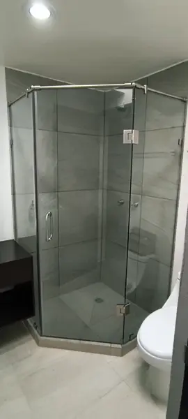Cancel hexagonal de vidrio templado de 9 mm y herrajes de acero inoxidable 🫡 . . . . . #luxury #vidrio #cristal #templado #moderno #arquitectura #temperedglass #bathroomdesign #cabceldebaño #hexagonal #aceroinoxidable 