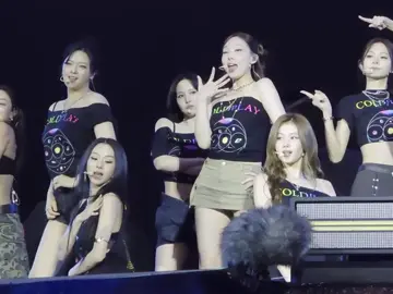 250422 Twice - Cute pose 💜 #sana #nayeon  #chaeyoung  #coldplayconcert 