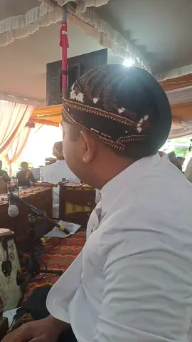 padahal iseh enom lho, kok senengmen karo klenengan @kang.mus222 @benggoldrajad  #wakhitar #karawitan #gamelan #fyp #foryou #karanganyar #surakarta 