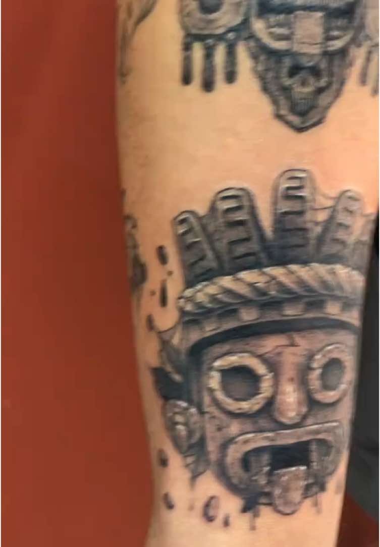 Algo que caracteriza mi trabajo es la textura de piedra #tlaloc #mictlantecuhtli #tatuajeprehispanico #prehispanico #nocompitoconnadie #dondehaycalidadnohaycompetencia #foruyou #vira #creatorsearchinsights 