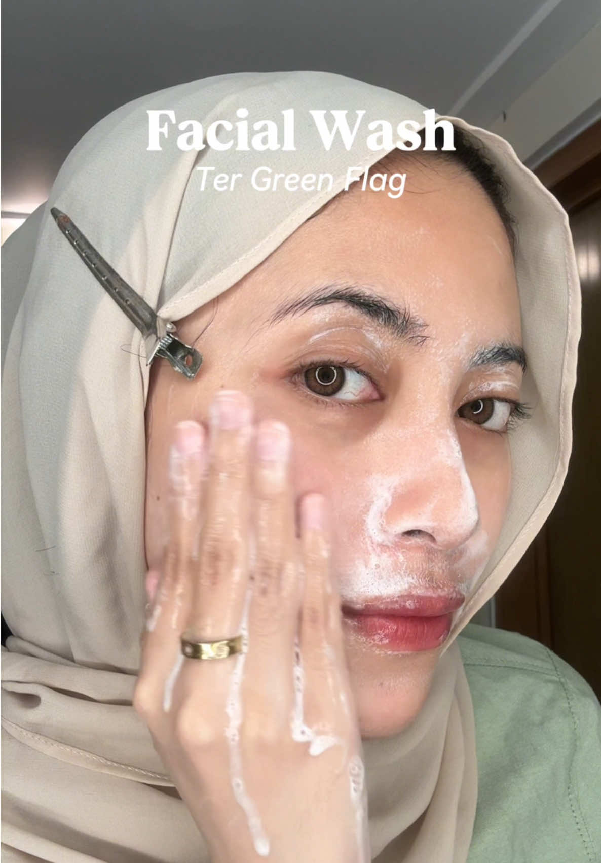 Sekarang cari facial wash aja harus green flag✅ Soalnya kadang ada facial wash yang ternyata bikin kulit jadi keringgg waktu abis dipake😭  Facial wash @Wardah Beauty Official yang iniii recommended karena udah reformulasi dan repackaging🤍 #WExpertLoop #WardahLowpHCleanser #FaceWashGentle #WardahGentleCleanser #FaceWashWardah #SabunMukaWardah #FaceWashJerawat #WardahSabunMukaGentle @1M_STAR @I’m Star Creator Hub 