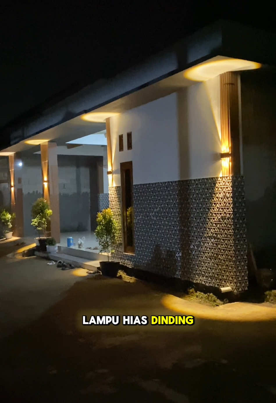 Lampu sorot dinding yg bikin dinding teras rumahku jadi aesthetic banget kalo malem🤩  #lampudinding #lampudindingminimalis #lampuhiasdinding #lamputembak #lampusorot #lamputaman #lamputeras 