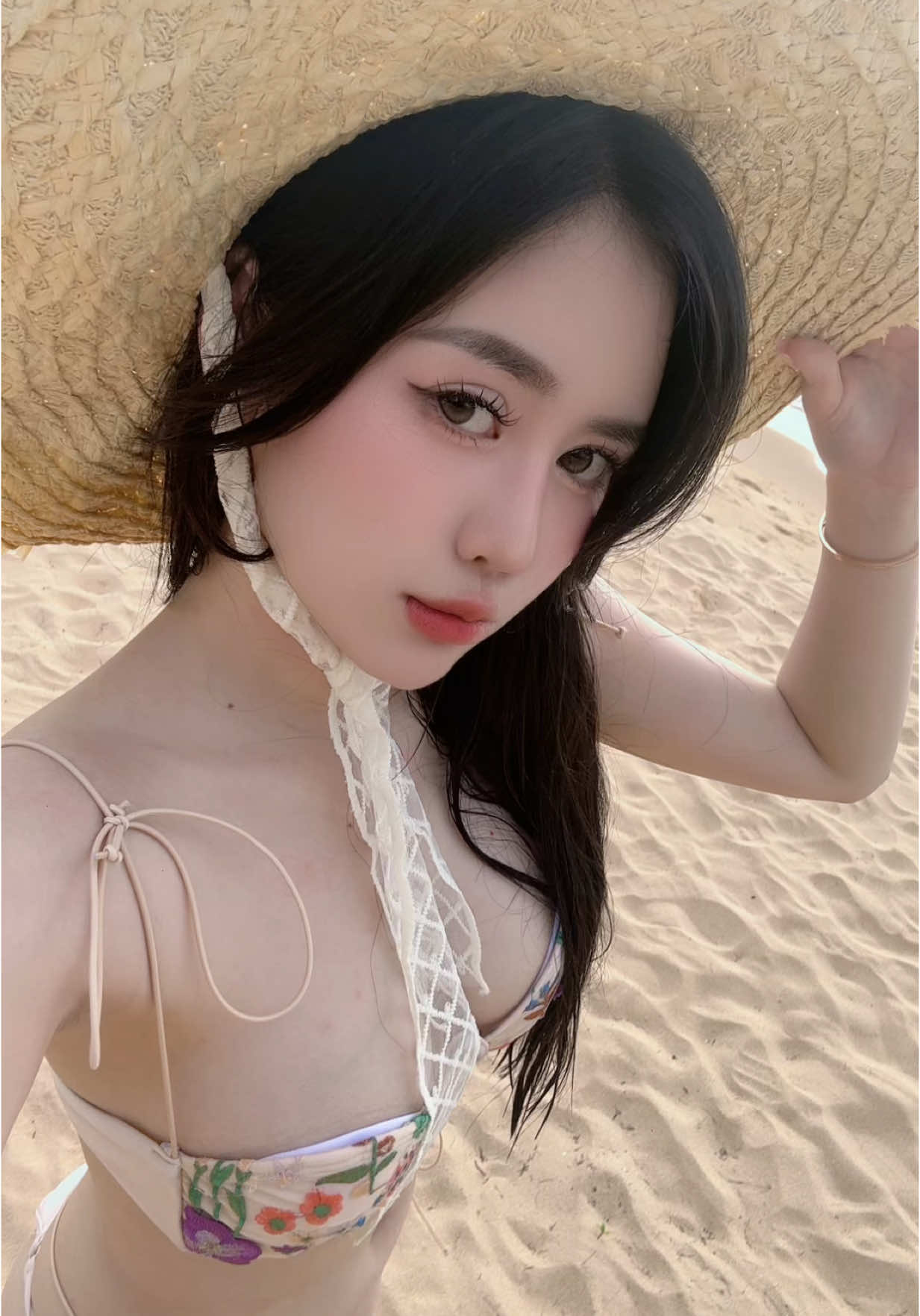 Bao giờ cho gạo bén sàng Cho trăng bén gió cho chàng bén em  🌂🌂