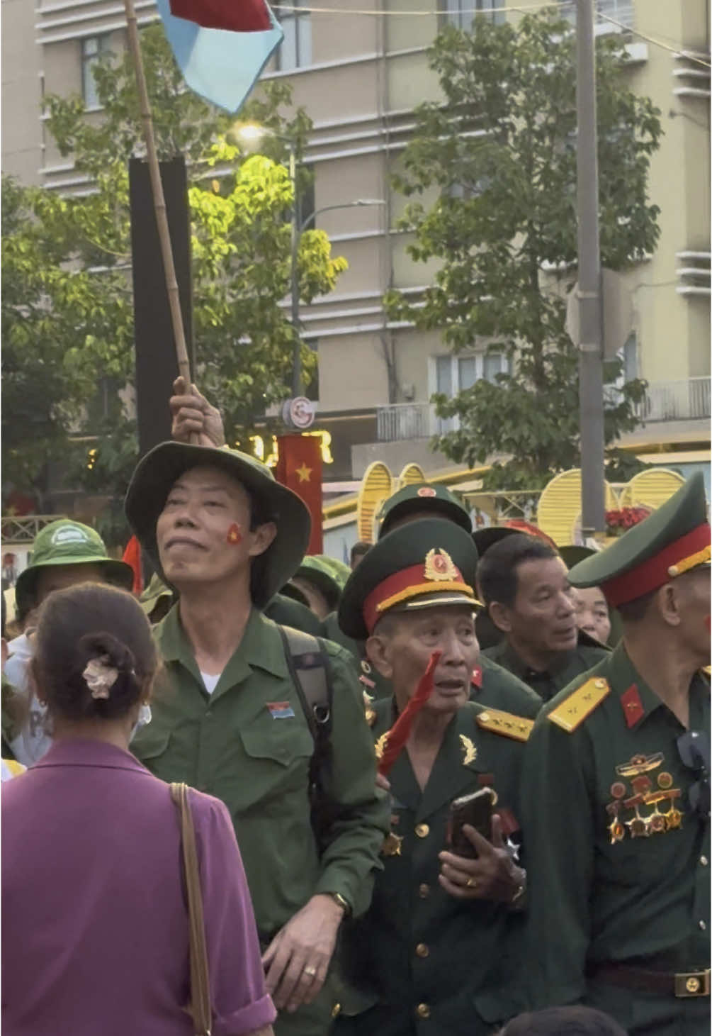 Đoạn tui ngồi không coi được đoàn diễu hành nào cả, nhưng tụi tui coi được 