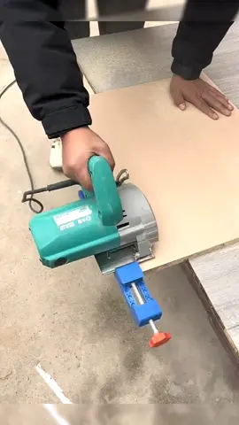 Mesin pemotong ringan disokong oleh gunung#tiktokmalaysia #tool #tools #homeimprovement #construction #woodworking #plumber #electrician #handtools #tile #plasterboard #woodworkingproject #hardware #hardwarestore #fyp