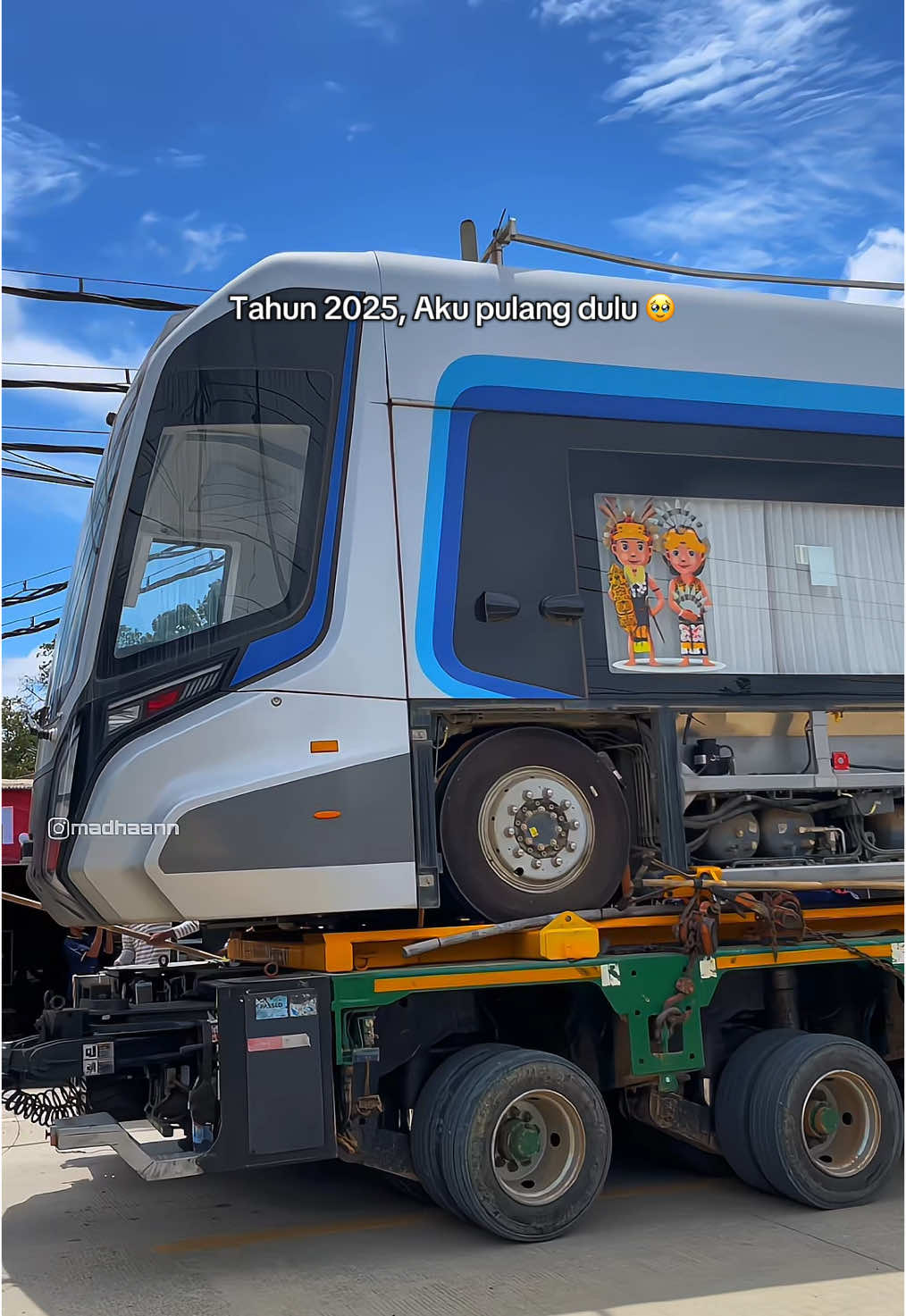 Kereta otonom tanpa rel (Autonomous Rail Transit/ART) yang diuji coba di Ibu Kota Nusantara (IKN) pada 2024 telah dikembalikan ke China pada April 2025. Keputusan ini diambil setelah evaluasi menunjukkan bahwa sistem kendali otonom pada kereta tersebut belum berfungsi secara optimal. Selama uji coba, pengemudi masih harus siap mengambil alih kendali karena sistem otomatis belum sepenuhnya andal. Selain itu, sistem pengereman otonom juga belum bekerja dengan baik, dan tidak ada rencana kecepatan atau pengereman per rute yang terprogram dengan baik. Meskipun demikian, pengembalian kereta ini tidak membebani Anggaran Pendapatan dan Belanja Negara (APBN), karena seluruh biaya uji coba ditanggung oleh pihak penyedia teknologi, yaitu Norinco dan CRRC Qingdao Sifang. Pemerintah tetap berkomitmen untuk mencari solusi transportasi modern dan ramah lingkungan yang sesuai dengan kondisi dan kebutuhan IKN. Otorita IKN sedang mengevaluasi opsi transportasi alternatif yang lebih sesuai dengan kebutuhan teknis dan kondisi wilayah di IKN.  (sumber, Ikn Pos, Bipol, Tempo) #ikn #ikn2025 #iknnusantara #ibukotanusantara #nusantara 