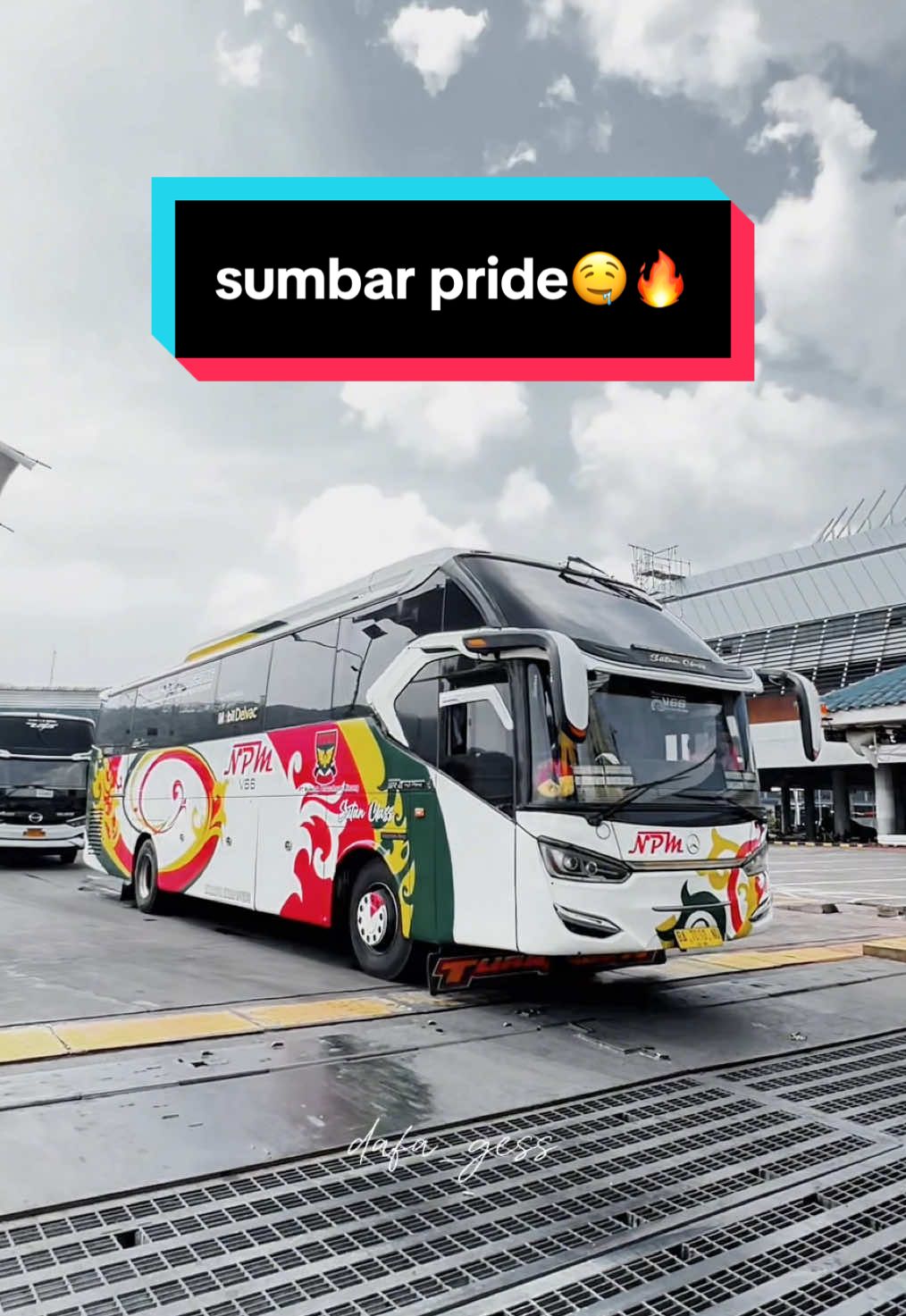 sumbar pride🤩🔥 #videobus#bisindonesia#miyorprimaabadi#bisindonesiaitukeren#miyor#palala#palalabus#npmtuanmuda#npm#alhijrah#tronton#bisminang#sumbar#busmania#bismaniacommunity#cinematic#minang#padangsumbar 