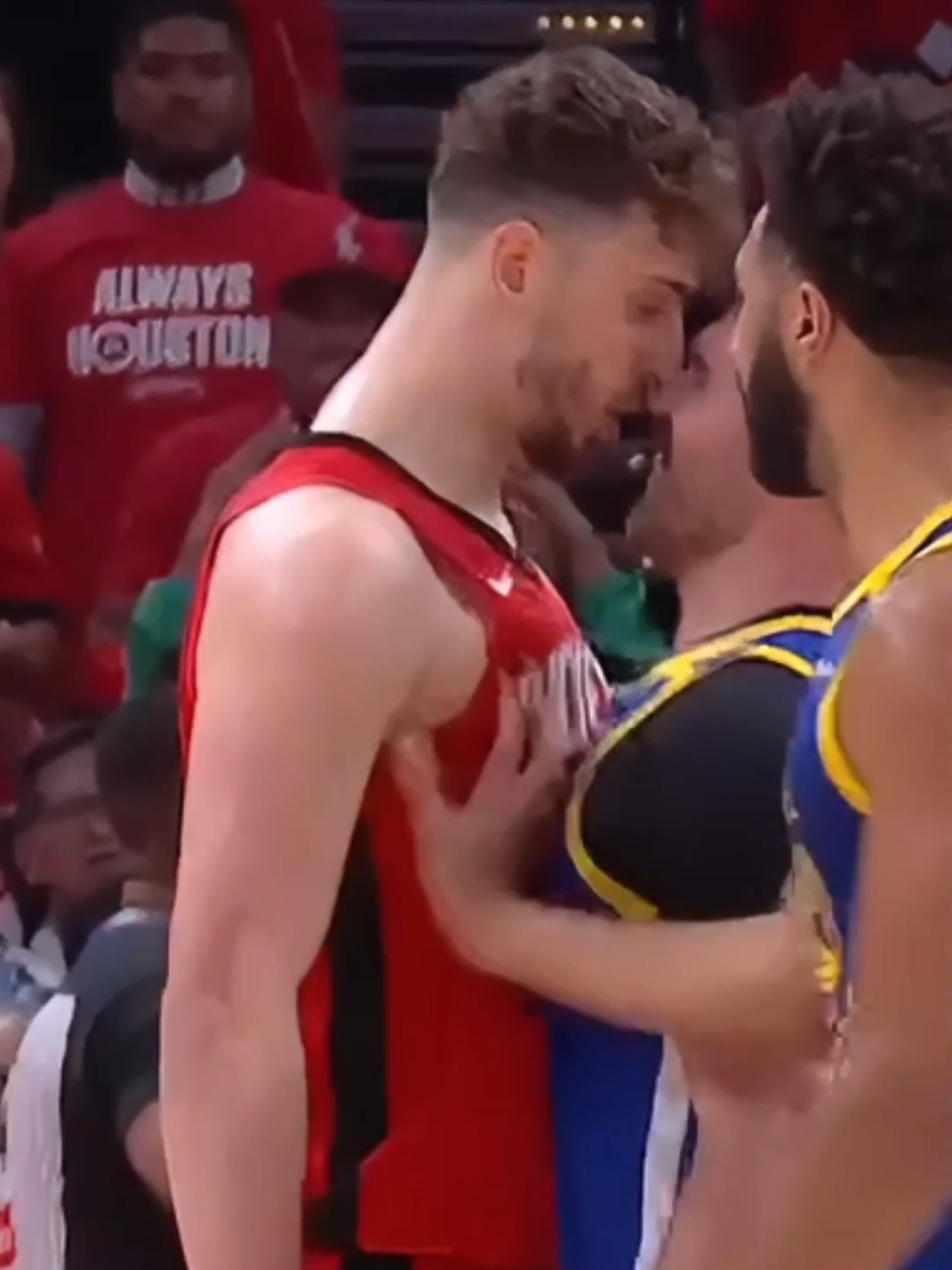 Houston Rockets, Golden State Warriors’a karşı 4. maçtaki mağlubiyetin ardından güçlü bir dönüş yaptı! 5. maç 131-116 sona erdi. Alperen Şengün neredeyse triple-double yaptı: 16 sayı, 9 ribaund, 9 asist, 2 top çalma, 2 blok. Fred VanVleet 26 sayıyla kaptan gibi oynadı, Amen Thompson ise 25 sayıyla etkileyiciydi. Seri şu anda 3-2 Warriors lehine ama Houston bir galibiyetle işi 7. maça taşıyabilir! The Houston Rockets made a strong comeback after their Game 4 loss to the Golden State Warriors! Game 5 ends 131-116. Alperen Şengün was nearly unstoppable: 16 points, 9 rebounds, 9 assists, 2 steals, 2 blocks. Fred VanVleet led with 26 points, while Amen Thompson impressed with 25. The series stands 3-2 for the Warriors, but a Houston win could force an exciting Game 7! #fy #fyi #viral #ClutchTime #PlayoffBasketball #NeverGiveUp #houstonrockets #houstontx #playoff #AlperenŞengün #sengun #BasketballHeart 