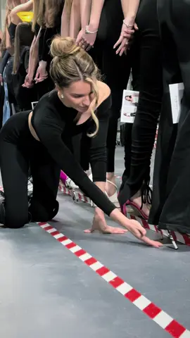 #catwalk ebook in my bio 🫶🏻💃🏼❤️ #profademodeling #postura #mers #echilibru #balance #heels #cursuridemodeling #romania #bucuresti 