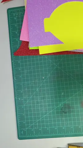 Elaborando globos de fomi para decorar espacios, en los murales, puertas, etc. Si te agrada este molde, sígueme y escríbe al Instagram, para enviarte el molde ❤️🧡💛🩷💚 #foamy #gomaeva #microporoso #manualidades #hechoamano #escuelas #decoración #artesanato 