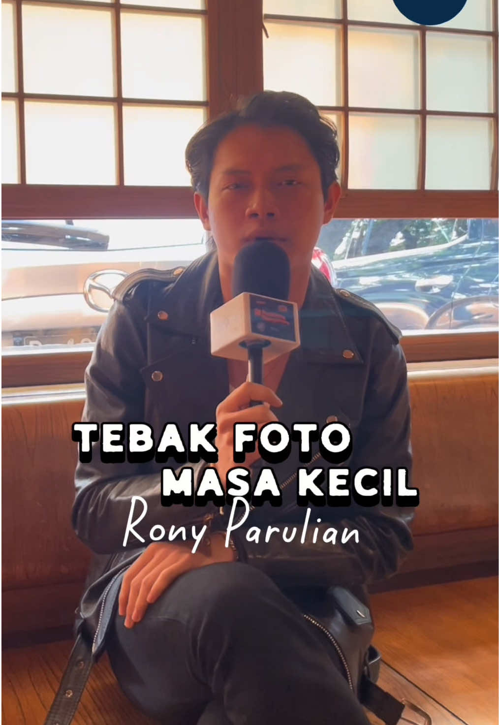 Throwback masa kecil Rony Parulian👦🏻 Masih inget nggak ya nih foto-foto yang Minpal tunjukkin itu di momen apa?🤣 Udah malah dari kecil Rock and Roll banget lagi😎🤟🏻😌 #ronyparulian #oppal #oppalindonesia #rahasiapertama #albumdebutrony 