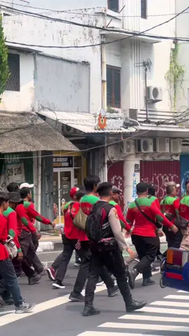 Buruh nyuarain isi hati, Polri dengerin tanpa emosi. Gini dong, baru namanya saling ngerti.Terimakasih Polri telah menjaga sampai titik orasi#mayday2025 #demodamai #buruh #polripresisi 