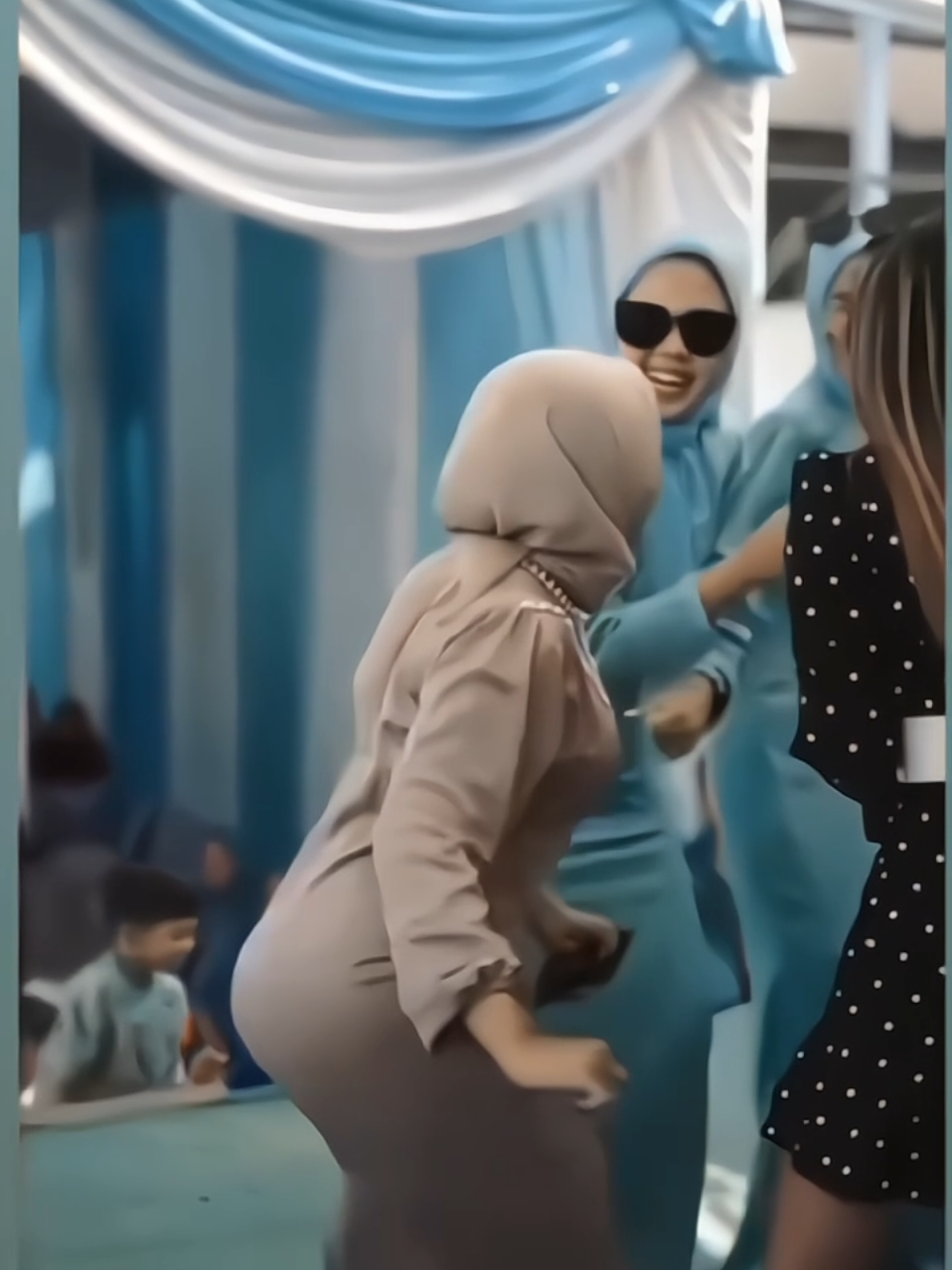 please yg punya video aslinya boleh ditag 🙏 #hijab #dress #viral  #kondangan #joget 