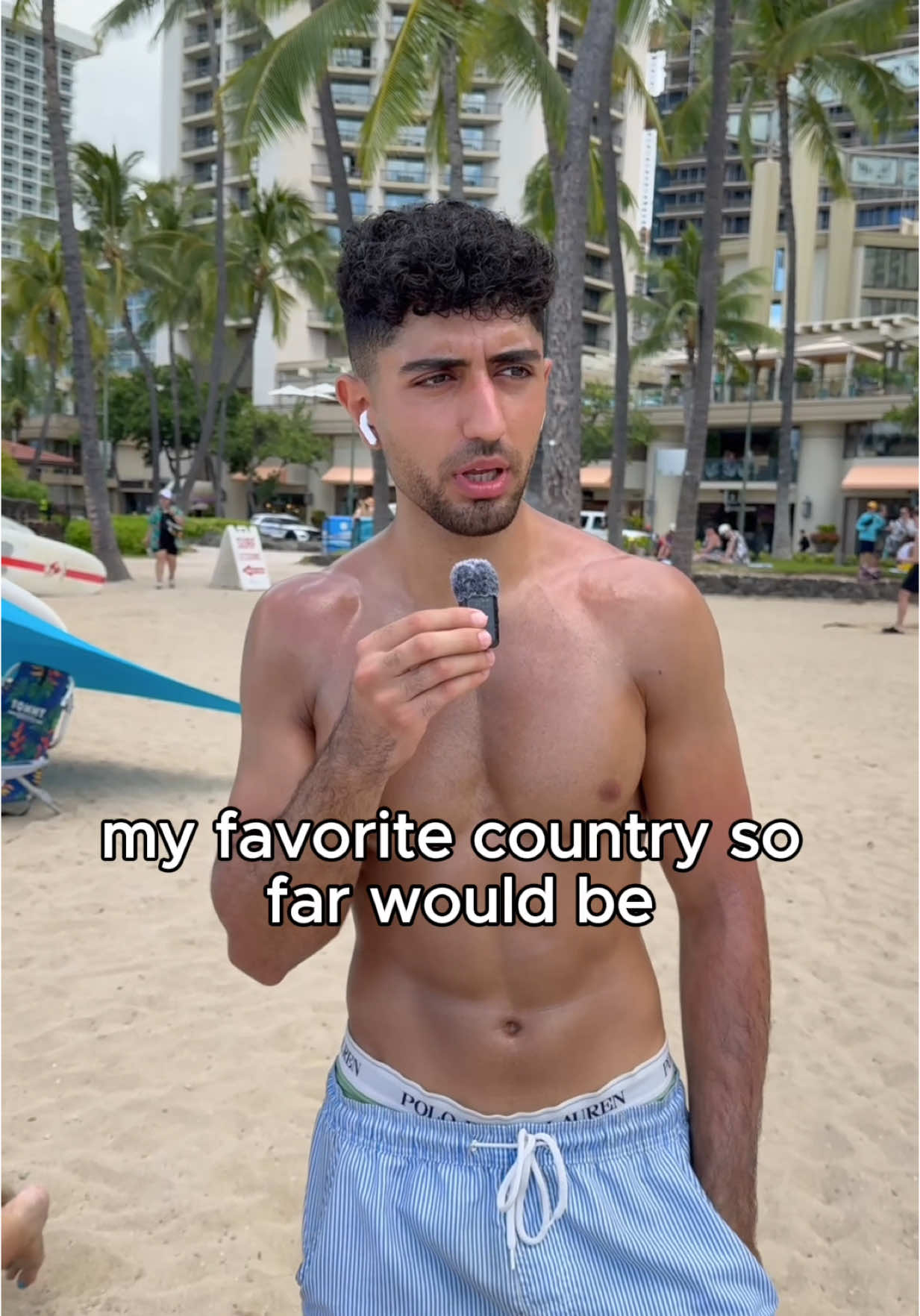 I interviewed a Danish traveler on a beautiful Hawaiian beach. He was incredibly friendly and graciously agreed to be filmed. Thank you so much for your cooperation! #hawaii #travelhawaii #danish 