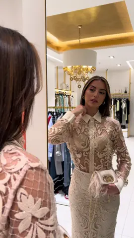 La Nuova Collezione Primavera/Estate 2025 di Igloo Boutique è un viaggio tra tessuti che respirano, linee che seducono e colori che emozionano. 🌞 Abiti da giorno – freschi e sofisticati 🌙 Abiti da sera – glamour e senza tempo 🌴 Stampe chic per ogni tua avventura Perché il tuo guardaroba merita pezzi unici che parlano di te. ✨ Scoprili ora! 📲 Condividi il tuo stile con #IglooBoutique e fatti ispirare! 📍 Pagamento anche in 3 rate con PayPal 📞 Info e comunicazioni: 081 895 7434 #IglooBoutique #PrimaveraEstate2025 #ModaStile #EleganzaSenzaTempo #FashionInspo #SpringFashion #EleganceInBloom #iglooboutique2025 