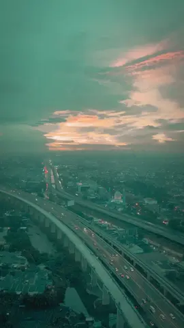 Appartement yang bisa di rental harian, bulanan hingga tahunan! view nya super cakep poooollllll. view nya ke jalanan bekasi menuju jakarta, tol mbz yang viral. siapa yang pernah stay disini? yang sedang cari lokasi staycation bekasi, beli nya di tag lokasi video aku ini yah🤗 #lagoon #appartement #JelajahHepi #JelajahBekasi #Rekomendasi #hotelbekasi #ttpetualangpro #ttpetualangnewbie #staycation 
