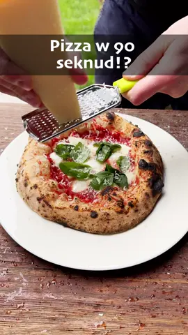Od zawsze chciałem mieć piec na pizzę i się udało :D Jest jeszcze dużo do dopracowania, ale mówię wam że fun jest przedni :D Pizzę zrobisz w 90 sekund a brzegi rosną w oczach, można robić ja mam stop (; Ciasto zrobiłem tak ale na pewno będzie więcej przepisów 🔥 Mąka 488g bongiovanni farina tipo monitors w380 Woda 307g Drożdże suche 0,24g Sól 15g 1. W zimnej wodzie rozpuszczamy sól. 2. Do wody dodajemy połowę mąki i mieszamy aż będzie masa gładka, dodajemy resztę w 2 turach dorzucamy drożdże i  wyrabiamy ciasto 10 minut (ma nie przekroczyć 24stopni) 3. Zostawiamy do wyrośnięcia na 4h. Przez pierwsze 2h robimy foldy co 30 minut 4. Wkładamy do lodówki na 36h 5. Wyjmujemy 5h przed pieczeniem. Kiełkujemy i dajemy do wyrośnięcia Dzięki wielkie @KolerGrille za wspólną pracę nad projektem. Jak chcecie więcej kontentu z grillowaniem, to polecam ich kanał na YT https://l.koler.pl/youtube  gdzie znajdziecie dużo fajnych treści (: