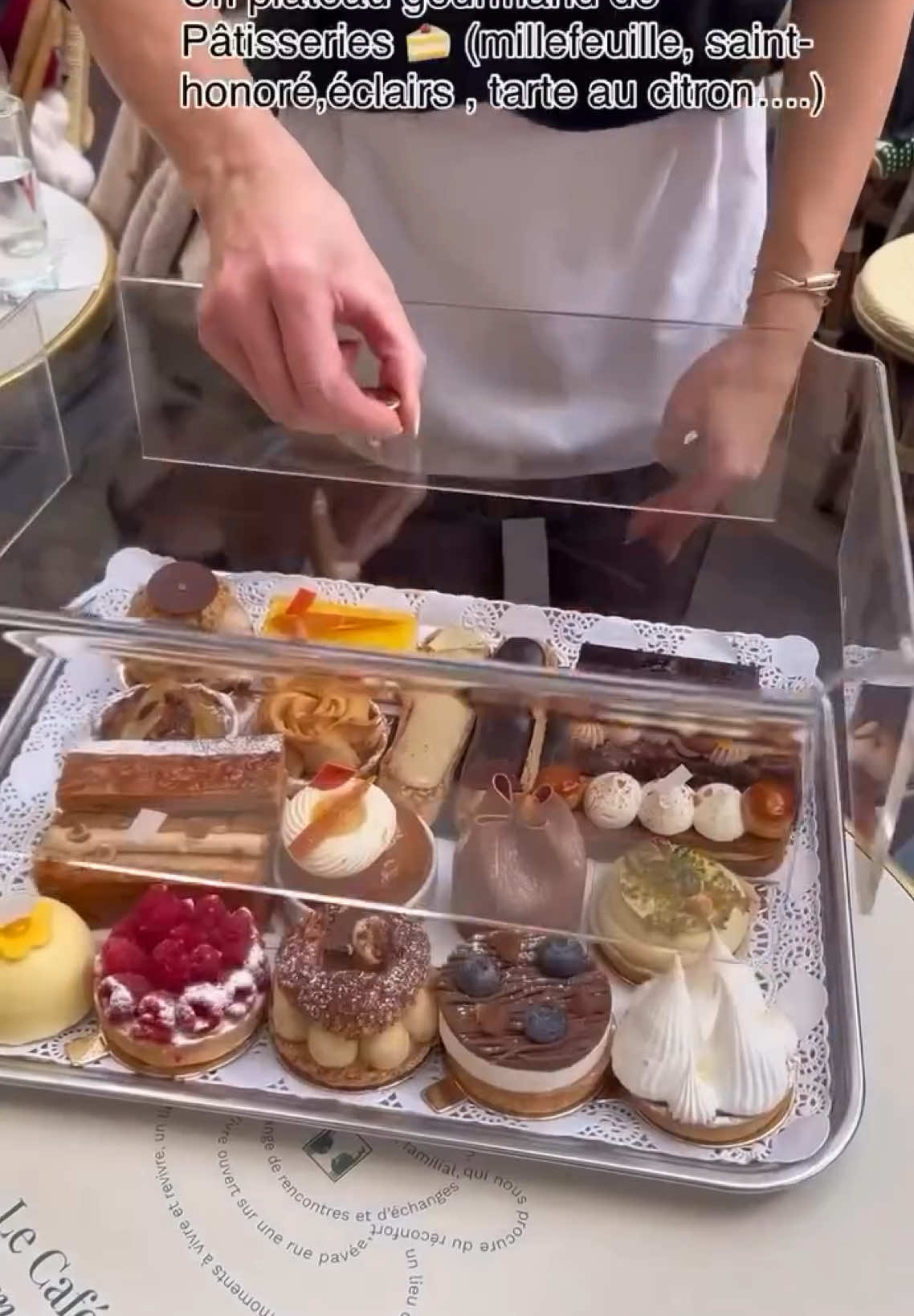 Pause gourmande chez les deux magots Gourmet break at Les Deux Magots Crédit Photo @crok_choc_  Follow us on IG: @saintgermaindespres_org www.saintgermaindespres.org © Paris, Always an Amazing idea! #paris #saintgermaindespres #rivegauche #deuxmagots #pastry #patisseries