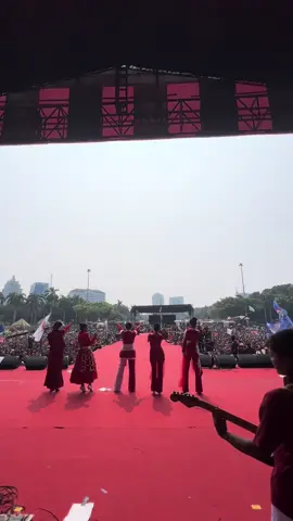 Di Saidan di Monas !! Selamat hari Buruh Internasional #adella #omadellaamc #omadella #jakarta #jakartakeras #monas #hariburuh #dkijakarta 
