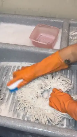 Washing the mop heads by hand… so satisfying and the smell OMG so good!!🤍🧼🫧🫧🫧#spongesqueezing #spongeasmr #asmrcleaning #cleaningtiktok #CleanTok #asmr #sound #therapy #mexico #estadosunidos🇺🇸 #cleaning #lavadora #sud 