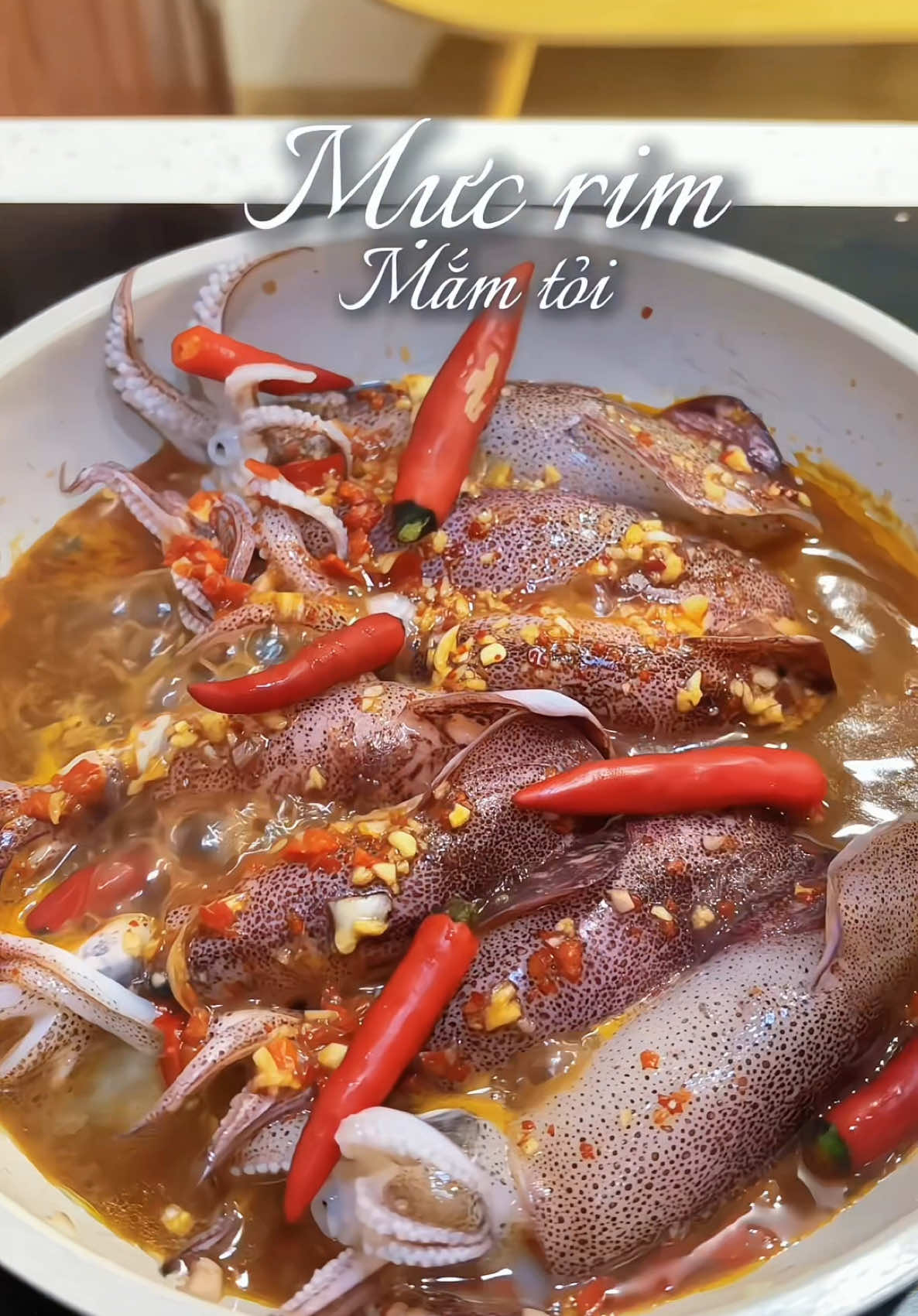 Hôm nay không làm mực hấp nữa mà làm mực rim mắm tỏi. Nó đậm đà ăn cùng cơm ngon bá cháy lun các bác #mucrimmamtoi #comnha #cooking #nauan #nauancungtiktok #venhaancom 