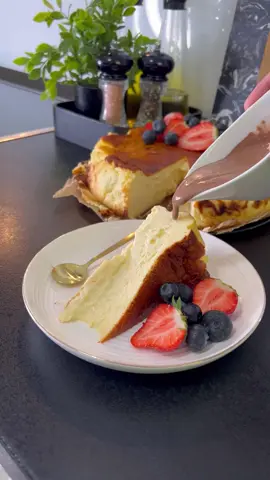 Selam canlar ❤️ San Sebastian Cheesecake sever misiniz? 🍓 • 🍰Tarif: 1 kilo krem peynir 250 gr şeker 45 gr nişasta 1 vanilya çubuğu 7 yumurta  600 gr krema 🍰yapılışı: Krem peynir, nişasta şeker vanilya çırpalım. Yumurtaları teker teker ilave edip çırpalım. Krema ilave edip çırpalım. Çift yağlı kağıt 26 cm kelepçeli pasta kalıbına serelim, cheesecake dökelim. 240 derece fan ayarda 30 dk pişirelim. Son 20 dk da üzerin yağlı kağıt serelim. Bir gece buzdolabında bekletelim. Çikolata sosu ile servis edelim. Afiyet olsun 😍 • • Hallo meine Lieben ❤️ Wer liebt auch den San Sebastian Cheesecake? 🍓 • 🍰Rezept: 1 kg Frischkäse  45 gr Speisestärke 250 gr Zucker 1 Vanilleschote 7 Eier 600 ml Schlagsahne  🍰Zubereitung: Frischkäse, Speisestärke, Zucker und Vanilleschote miteinander in niedrigster Stufe mixen. Eier nach und nach zugeben mixen. Schlagsahne zugeben weiter mischen.  Springform mit doppelte Backpapier auslegen. Cheesecake gießen. Im vorgeheizten Ofen bei 240 Grad Umluft für 30 Minuten backen. Nach 20 Minuten am besten den Cheesecake mit einer Backpapier abdecken. Nachdem der Cheesecake gebacken ist, eine Nacht im Kühlschrank lassen. Mit geschmolzene Schokolade servieren. Guten Appetit 😍 • • #sansebastian #sansebastiancheesecake #food #foodies #Foodie #foodgasm #foodporn #reel #reelsvideo #cheesecake #cake #choco #chocolate #cikolata #schokolade #cake #pasta #fy #fyp #foryou #goviral #viral #nefis #yemek #goviral #viral #inspo 