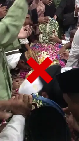 Berikutnya tak kalah tegasnya Imam al-Ghazali (w.505H) berkata : “Sesungguhnya mengusap dan mencium kuburan merupakan adat kaum yahudi dan nasrani”. (Ihya’ Ulumuddin I/254). Mari kita simak penjelasan ulama madzhab syafi’i. Imam Nawawi menjelaskan : “Barangsiapa terbetik dalam benaknya bahwa mengusap dengan tangan dan semisalnya lebih mendatangkan barakah, maka keyakinan itu tidak lain bersumber dari kebodohan dia dan kelalaiannya sebab keberkahan itu hanya bisa didapat dengan melaksanakan syariat. Bagaimana mungkin keutamaan diupayakan dengan perbuatan yang bertolak belakang dengan kebenaran ?! (Al-Majmu’ Syarh al-Muhadzab:VIII/275).  Saudaraku yang mulia, ketahuilah bahwa syirik adalah dosa besar diurutan pertama. Dan asal kesyirikan bermula dari pengkultusan terhadap kuburan. Simaklah penuturan ulama besar ahli tafsir yang bermadzhab syafi’i, Imam al-Hafidz Ibnu Katsir (w.774 H) : “Asal penyembahan terhadap berhala adalah sikap berlebihan (dalam mengagungkan) kuburan dan penghuninya”. (Al-Bidayah wan Nihayah : X/703).