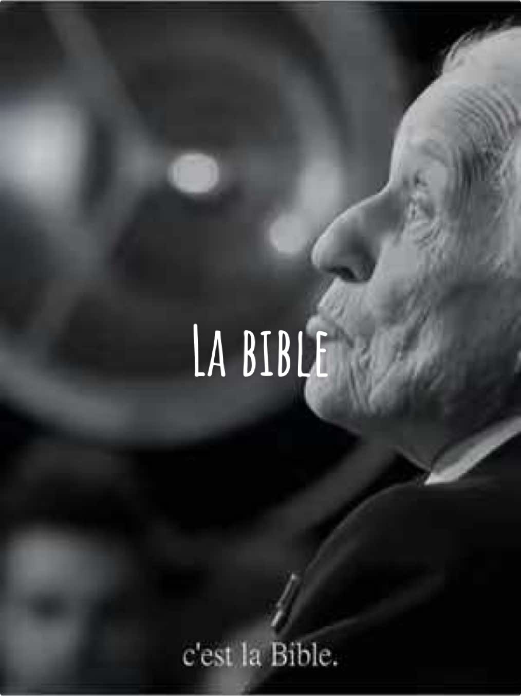 « Tout est déjà dedans » Jean d’Ormesson rend hommage à la Bible, ce monument de sagesse dont les écrits, vieux de plusieurs millénaires, renferment déjà les racines mêmes de la morale et des idées que bien des penseurs d’aujourd’hui croient nouvelles. #philosophie #religion #litterature 